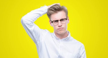 Genç yakışıklı sarışın adam yanıltır ve soru hakkında merak ediyorum. Şüphe, kafasına el ile düşünme ile belirsiz. Dalgın kavramı.