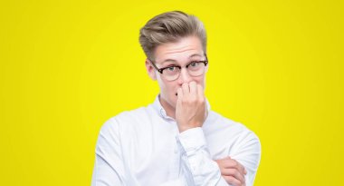 Stresli ve gergin elle çivi ısırma ağzına arıyorum genç yakışıklı sarışın adam. Anksiyete sorunu.