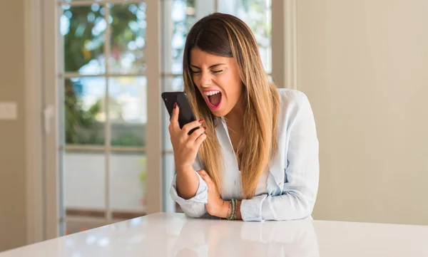 Απογοητευμένοι Γυναίκα Χρησιμοποιώντας Smartphone Φωνάζοντας Κακό Συναίσθημα Στο Σπίτι — Φωτογραφία Αρχείου
