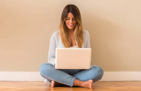 Junge Schöne Frau Lächelnd Auf Dem Boden Sitzend Mit Computer — Stockfoto