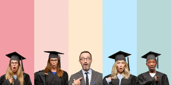 Maestro Sénior Con Sus Estudiantes Graduados Feliz Sorprendido Aplaudiendo Expresando — Foto de Stock