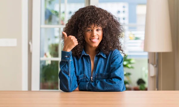 Afro Americana Mujer Casa Feliz Con Gran Sonrisa Haciendo Signo —  Fotos de Stock