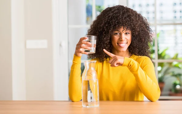 Mujer Afroamericana Bebiendo Vaso Agua Casa Muy Feliz Señalando Con — Foto de Stock