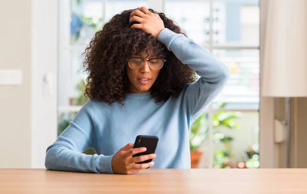 Linda Mulher Afro Americana Usando Smartphone Estressado Com Mão Cabeça — Fotografia de Stock