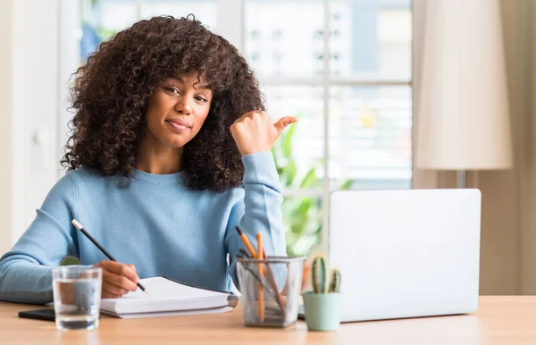 Mujer Afroamericana Estudiando Casa Usando Una Computadora Portátil Apuntando Con — Foto de Stock