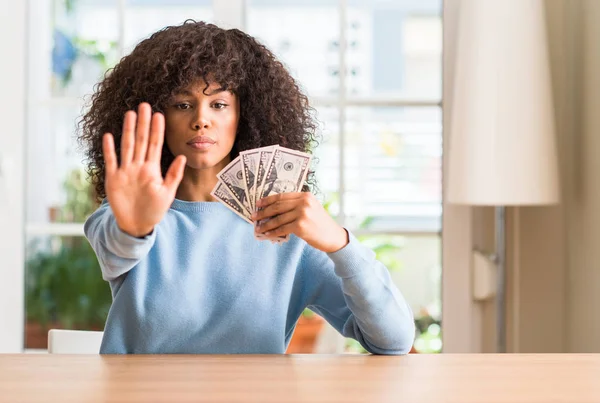 African American Woman Holding Dollar Sedlar Med Öppen Hand Gör — Stockfoto