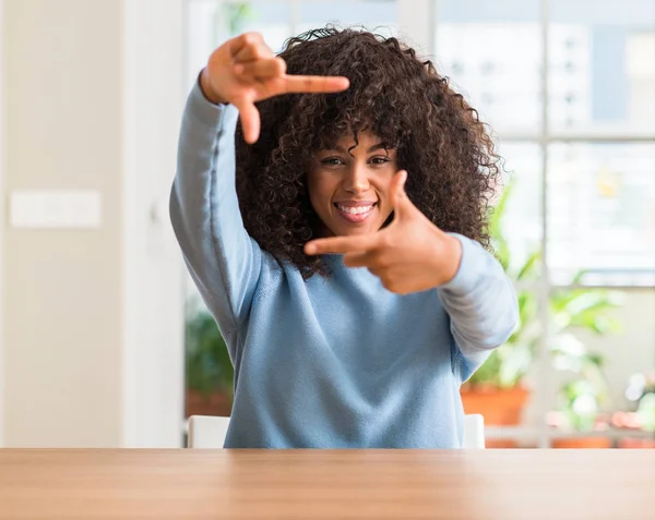 African American Vrouw Thuis Glimlachend Maken Frame Met Handen Vingers — Stockfoto