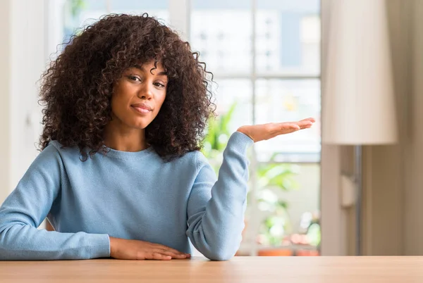 Afro Américaine Femme Maison Souriant Gai Présentation Pointant Avec Paume — Photo