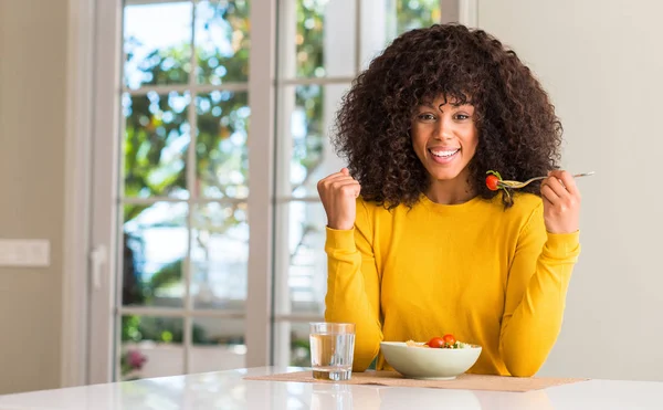 Afrikalı-Amerikalı kadın gurur çığlık ve zafer ve başarı çok heyecanlı, kutluyor makarna salata yemek duygu tezahürat