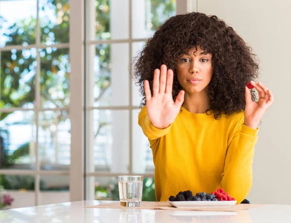 African American Vrouw Eten Van Frambozen Bosbessen Thuis Met Open — Stockfoto