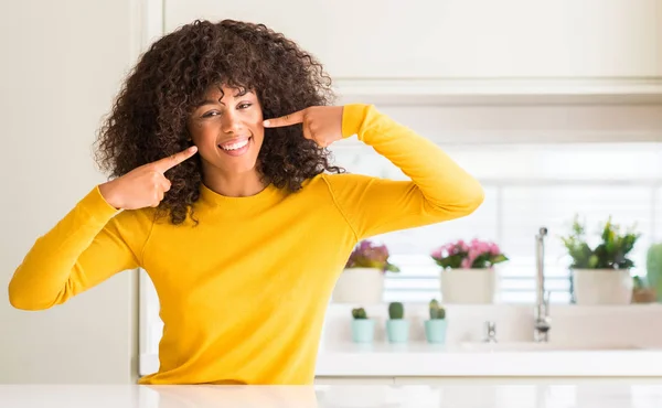 Mujer Afroamericana Vistiendo Suéter Amarillo Cocina Sonriendo Confiado Mostrando Señalando — Foto de Stock