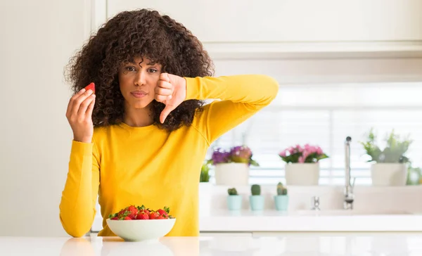 African American Woman Äta Jordgubbar Hemma Med Arga Ansikte Negativt — Stockfoto