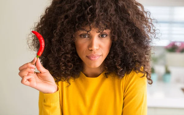 African American Kobieta Jedzenie Czerwona Papryczka Chili Pewnie Ekspresji Twarzy — Zdjęcie stockowe