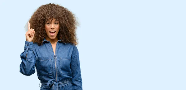 Afroamerikanerin Blauen Overall Glücklich Und Überrascht Jubelnd Mit Wow Geste — Stockfoto