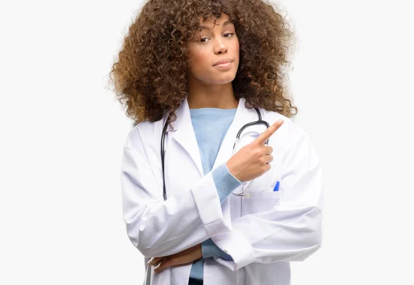 Lekarz African American Kobieta Medyczny Praca Wskazujące Drogi Boczne Palca — Zdjęcie stockowe
