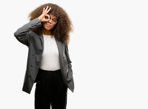 Αφρικανική Αμερικανική Επιχείρηση Γυναίκα Φοράει Γυαλιά Κάνει Εντάξει Χειρονομία Χέρι — Φωτογραφία Αρχείου