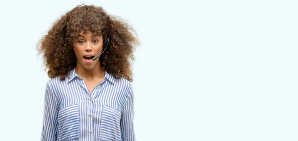 Afro Americano Call Center Operador Mujer Asustado Shock Con Una — Foto de Stock