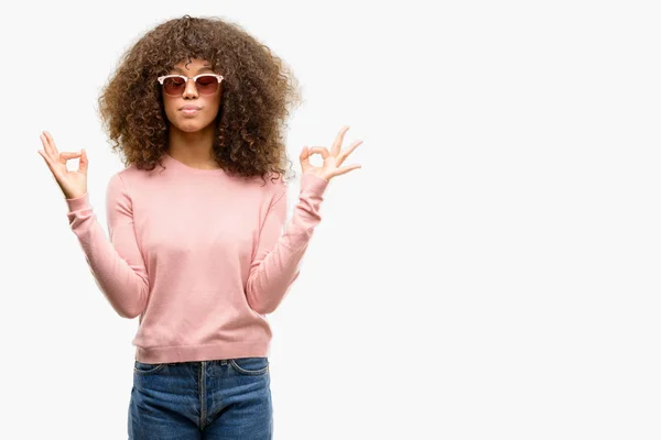 African American Woman Wearing Pink Sunglasses Relax Smiling Eyes Closed — Stock Photo, Image