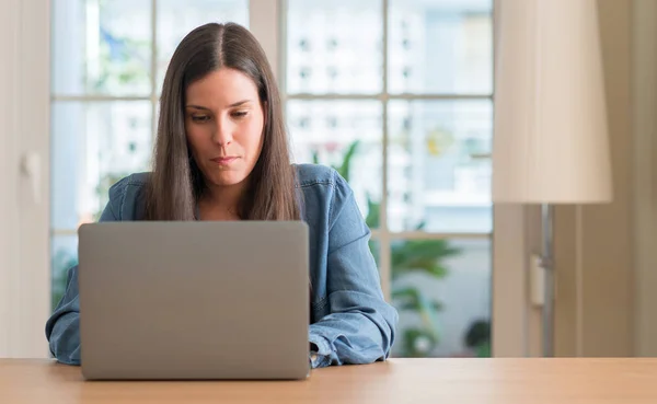 Jovem Mulher Usando Laptop Casa Com Uma Expressão Confiante Rosto — Fotografia de Stock