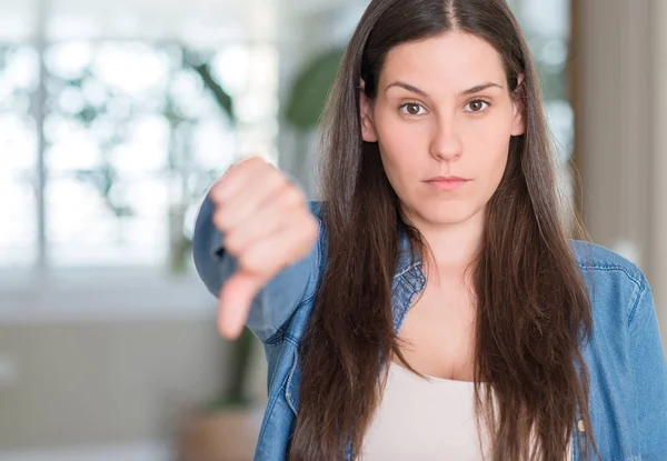 Jovem Mulher Bonita Casa Com Rosto Irritado Sinal Negativo Mostrando — Fotografia de Stock