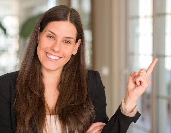 Ev çok mutlu el ve parmak ile tarafına işaret genç güzel kadın