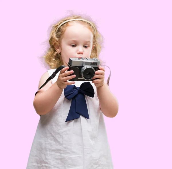 美しい金髪の幼児ビンテージ カメラで写真を撮る — ストック写真
