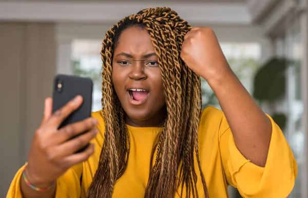 Αφρικανική Αμερικανική Γυναίκα Χρησιμοποιώντας Smartphone Ενοχλημένος Και Απογοητευμένοι Φωνάζει Θυμό — Φωτογραφία Αρχείου