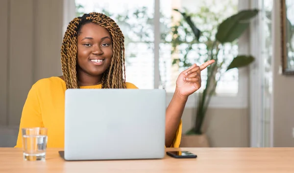 Femme Afro Américaine Avec Ordinateur Portable Très Heureux Pointant Avec — Photo