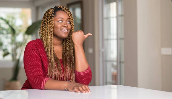 Afrikanisch Amerikanische Frau Sitzt Hause Und Zeigt Mit Der Hand — Stockfoto