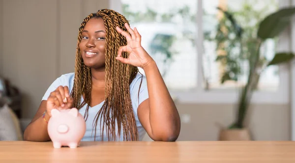 Africká Americká Žena Šetří Peníze Prasátko Dělá Cedulka Prsty Vynikající — Stock fotografie