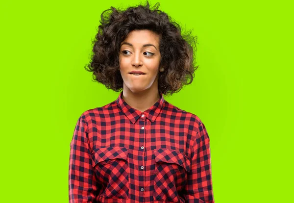 Güzel Arap kadın kendinden emin ve mutlu yan seyir büyük bir doğal gülümseme ile