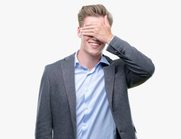 Mladý Pohledný Blond Obchodní Muž Usmívá Směje Rukou Tvář Oči — Stock fotografie