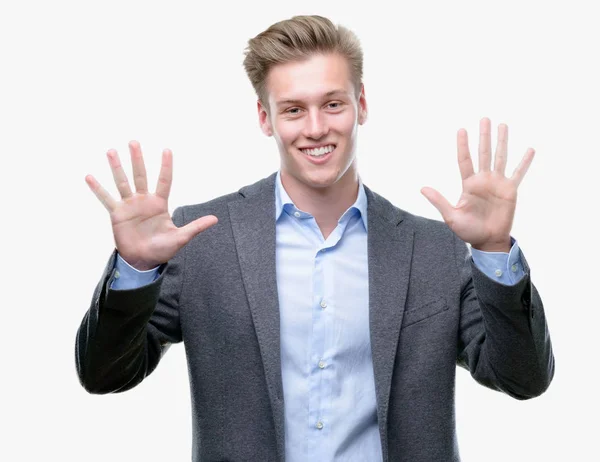 若いハンサムなブロンド ビジネス男の指で上向きの表示と番号を自信を持って 幸せな笑みを浮かべている間 — ストック写真