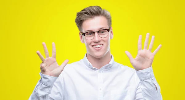 Junger Schöner Blonder Mann Der Mit Finger Nummer Neun Zeigt — Stockfoto