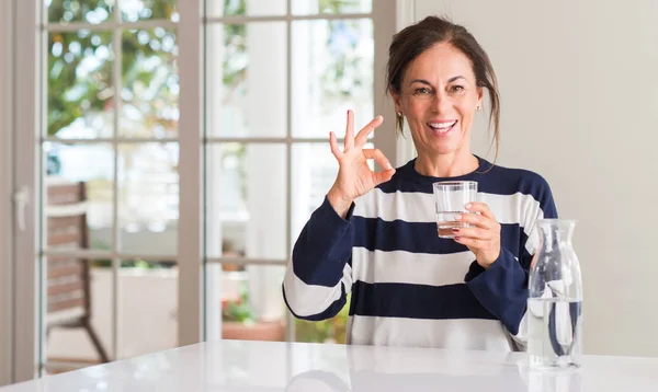 Donna Mezza Età Che Beve Bicchiere Acqua Facendo Segno Con — Foto Stock