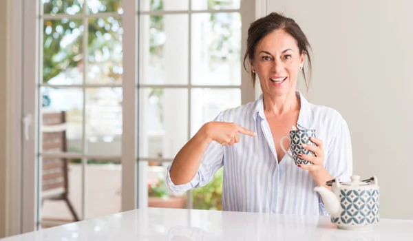 Donna Mezza Età Che Beve Una Tazza Caffè Con Viso — Foto Stock