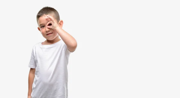 Niño Pelo Oscuro Con Cara Feliz Sonriendo Haciendo Signo Bien — Foto de Stock