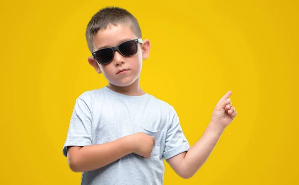 Petit Enfant Aux Cheveux Foncés Portant Des Lunettes Soleil Très — Photo