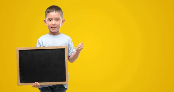 Dark Haired Kindje Houden Een Krijtbord Schreeuwen Trots Vieren Overwinning — Stockfoto