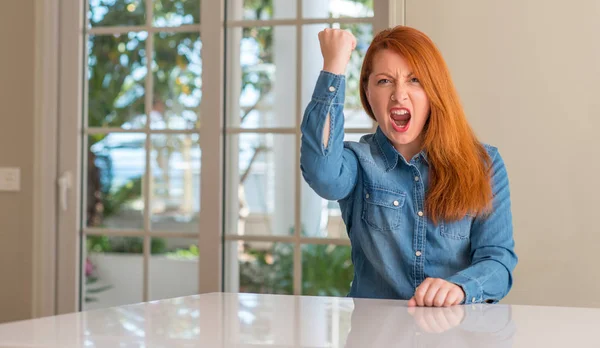 红发的女人在家里恼怒和沮丧的呼喊与愤怒 疯狂和叫喊与举手 愤怒的概念 — 图库照片