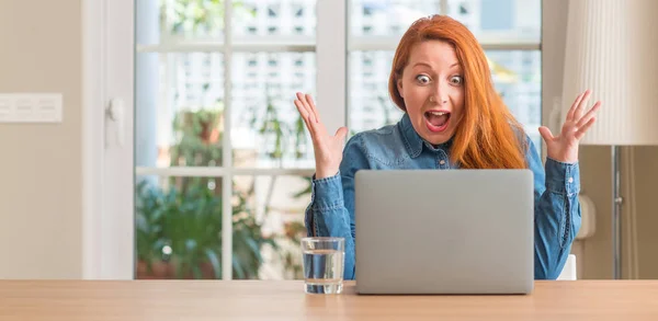 Mulher Ruiva Usando Laptop Computador Casa Muito Feliz Animado Expressão — Fotografia de Stock