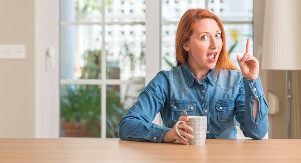 Mujer Pelirroja Sosteniendo Una Taza Café Sorprendida Con Una Idea — Foto de Stock