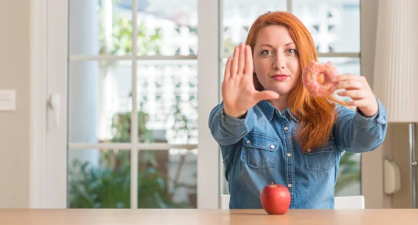 Κοκκινομάλλης Γυναίκα Επιλέγει Μεταξύ Apple Και Ντόνατ Ανοιχτό Χέρι Κάνει — Φωτογραφία Αρχείου