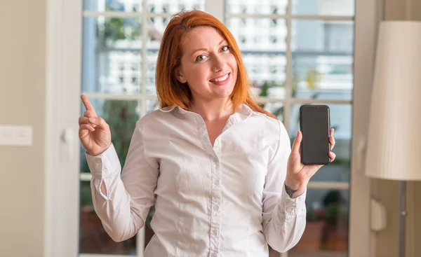 Femme Rousse Utilisant Smartphone Maison Très Heureux Pointant Avec Main — Photo