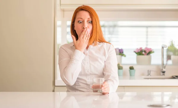 Mujer Pelirroja Sedienta Vaso Agua Cubren Boca Con Mano Conmocionada — Foto de Stock