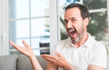 Yakışıklı orta yaş erkek el ve parmak ile işaret çok mutlu