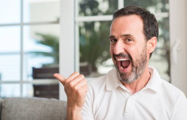 El ve parmak ile yukarı dönük mutlu yüz gülümseyen ile yakışıklı orta yaş erkek