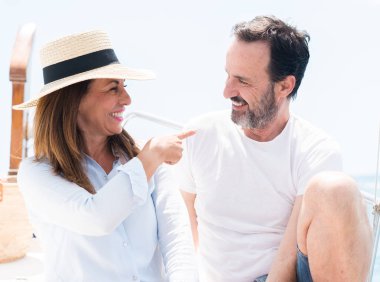 Orta yaş çift Yelkenli el ve parmak ile işaret çok mutlu üzerinde seyahat