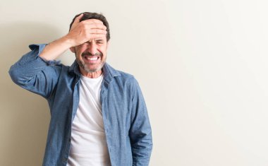 Komuta sizde baş, el ile vurguladı şok utanç ve sürpriz suratla, öfkeli ve sinirli. Korku ve hata için üzgün.