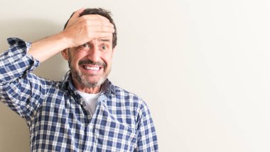 Komuta sizde baş, el ile vurguladı şok utanç ve sürpriz suratla, öfkeli ve sinirli. Korku ve hata için üzgün.